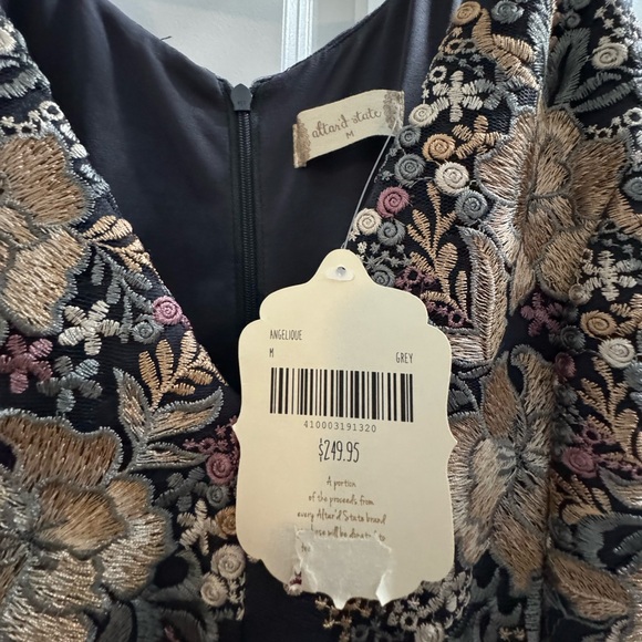 NWT. Beautiful formal dress. Altar’d State. Size M. - Picture 4 of 5